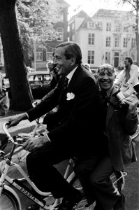 Fotograaf Simon Smit achterop de fiets bij Prins Claus, Bestanddeelnr 930-5105