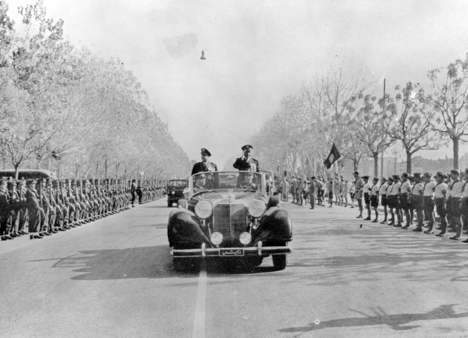 Foto van een foto van een militaire parade, Generaals in een auto saluerend naar, Bestanddeelnr 254-3686