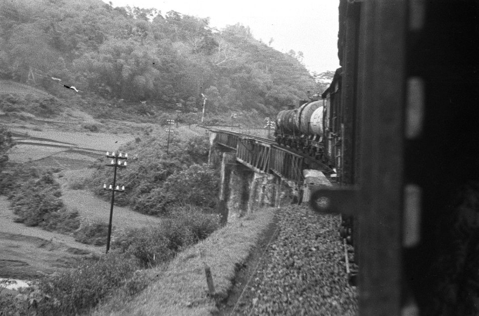Foto genomen uit goederentrein die een brug passeert, Bestanddeelnr 406-3-2