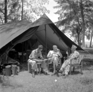 Fotograaf Van de Poll met twee officieren op bivak op Java, Bestanddeelnr 254-5361