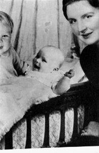 Foto waarop prinses Juliana en prinses Beatrix de pasgeboren prinses Irene tonen, Bestanddeelnr 8758