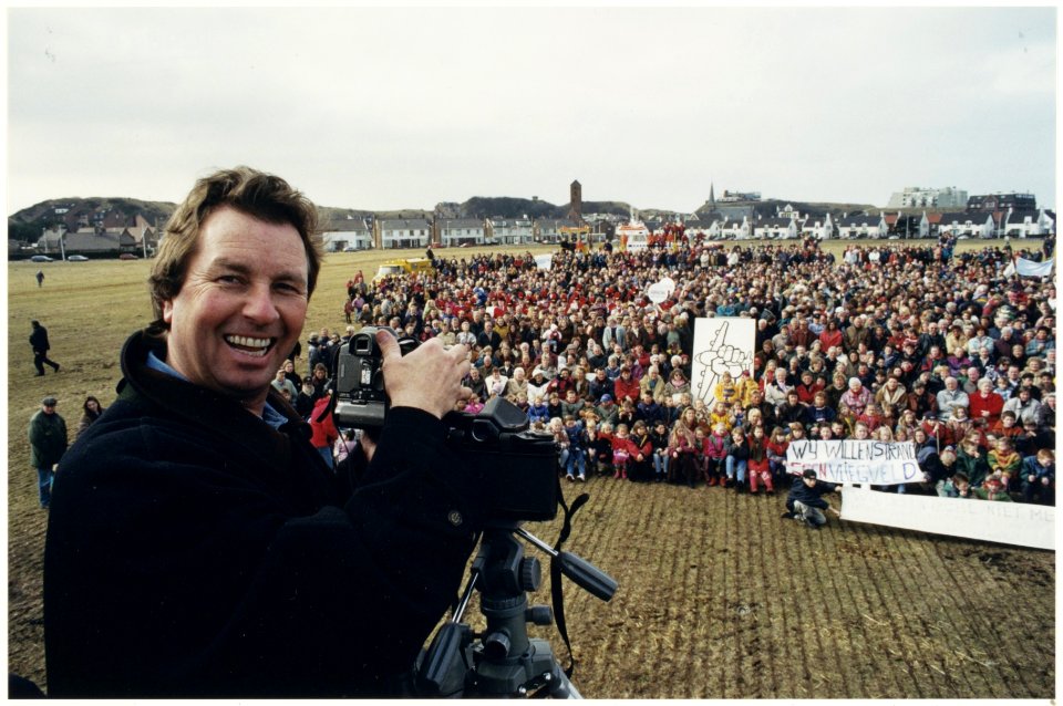 Fotograaf Leo Vogelzang maakt een groepsfoto t.g.v. het protest van de actiegroep Laat de Kust met Rust. NL-HlmNHA 54036982