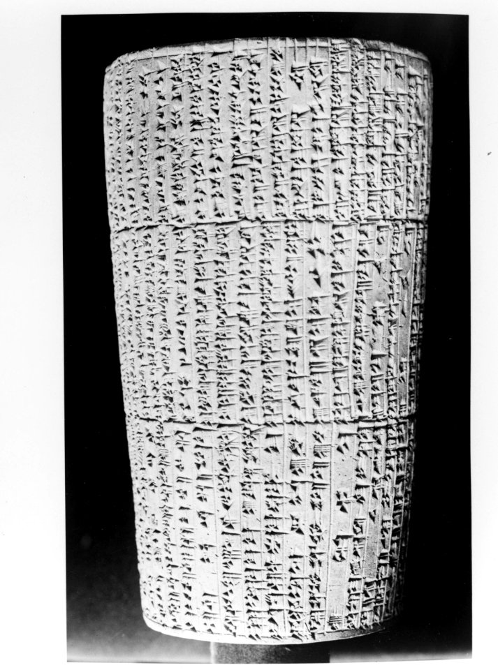 Foto van een rol met spijkerschrift, gemaakt bij Wolters in Groningen, Bestanddeelnr 252-1627