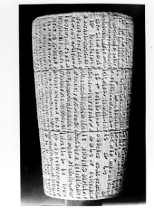 Foto van een rol met spijkerschrift, gemaakt bij Wolters in Groningen, Bestanddeelnr 252-1627