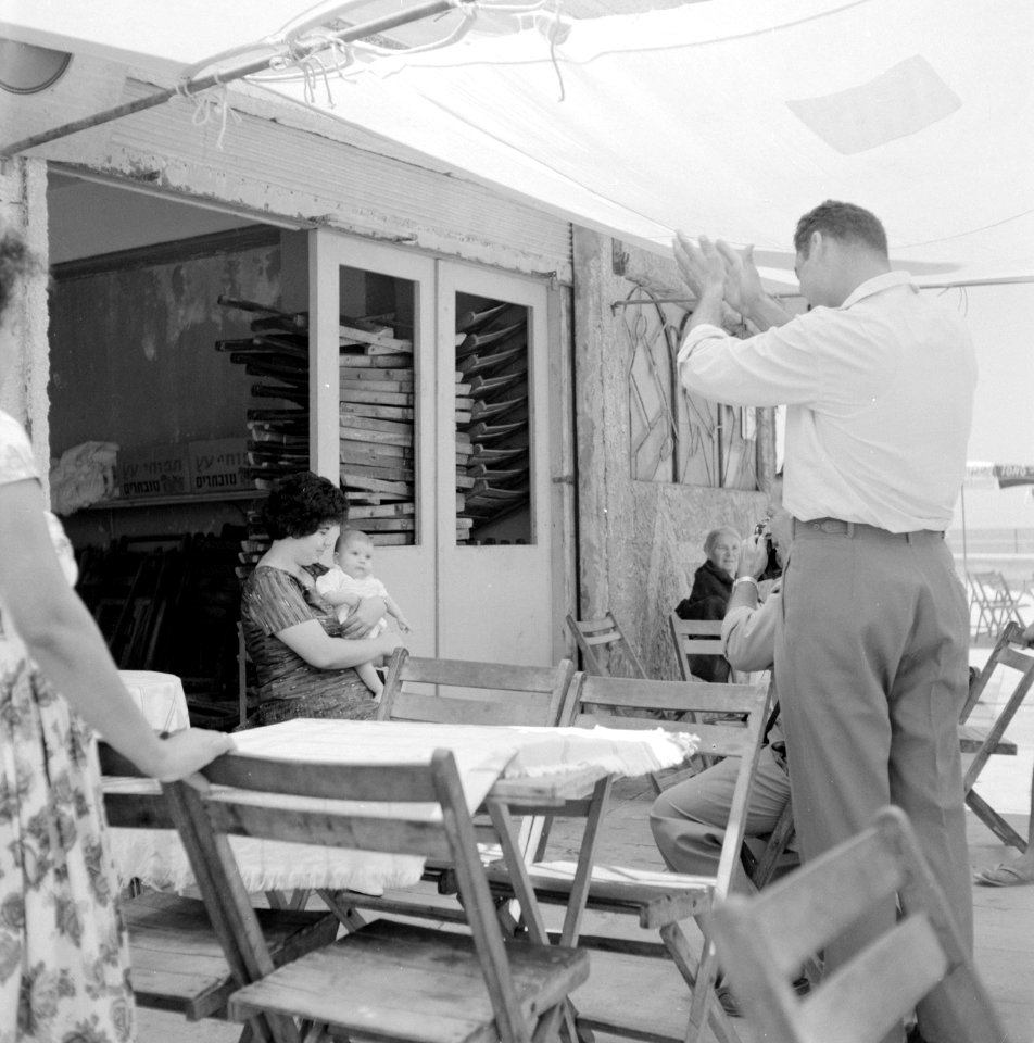 Fotograaf portretteert vrouw en baby bij een strandpaviljoen, Bestanddeelnr 255-1968
