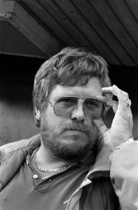 Fotograaf Hans Hofman bij Bijlmerbajes waar hij in gijzeling wordt genomen wegen, Bestanddeelnr 933-7519