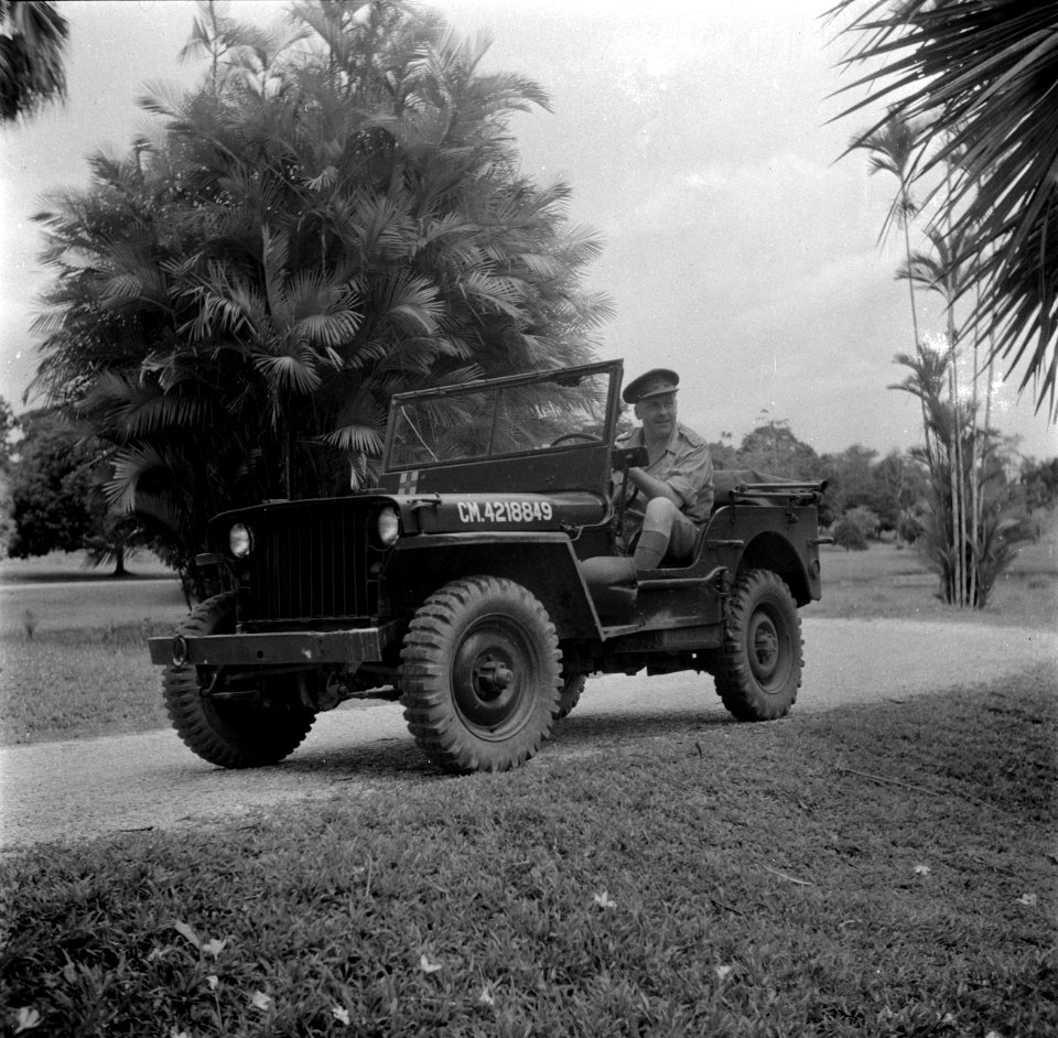 Fotograaf Van de Poll in een jeep op Java, Bestanddeelnr 254-5358