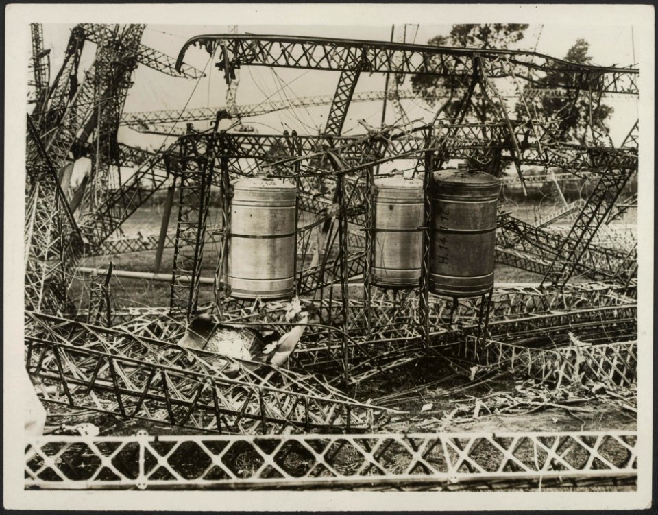 Foto shows Some of the oil tanks, Bestanddeelnr 158-2563