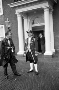Fotograaf en lakei bij Huis ten Bosch, Bestanddeelnr 914-3229