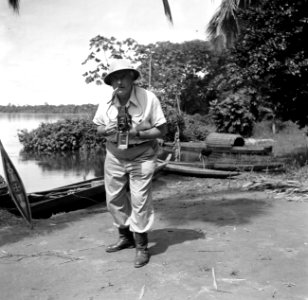 Fotograaf Willem van de Poll (met sigaret en camera) in Suriname, Bestanddeelnr 252-6709