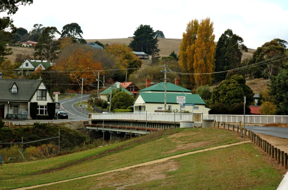 Forth-bridge-Tasmania-20070420-005