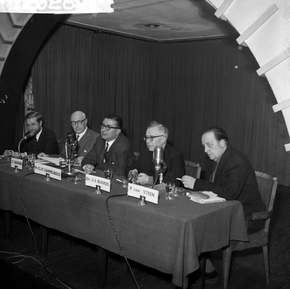 Forum rassenproblemen in het Minervapaviljoen te Amsterda v.l.n.r. K. L. Roskam , Bestanddeelnr 912-0289