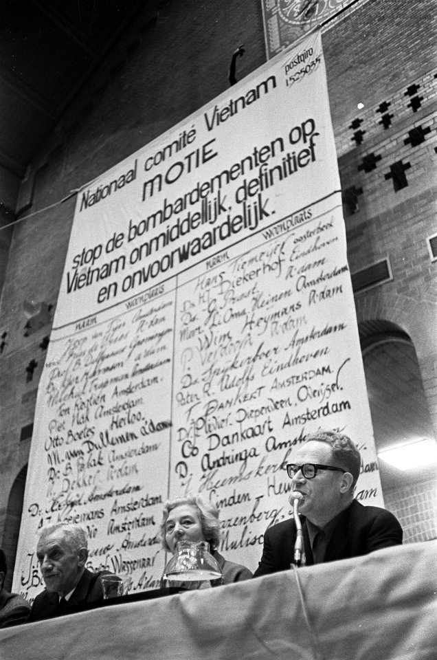 Forum over Vietnam, in Koopmansbeurs, vlnr Piet Nak, mevrouw Lianna Heinen …, Bestanddeelnr 921-0432