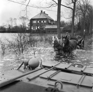 Foto genomen vanuit DUKW Huis in onder water gelopen gebied Tegemoetkomende tw, Bestanddeelnr 900-5269
