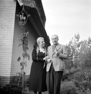 Fotograaf Van de Poll, waarschijnlijk met zijn moeder, bij een huis, Bestanddeelnr 191-1104
