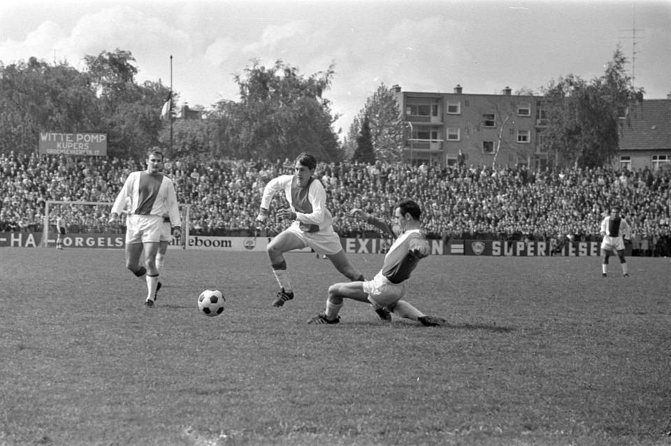 Fortuna '54 tegen Ajax 1-4. Cruijff aan de bal, rechts Danielson, Bestanddeelnr 921-3620
