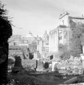 Forum Romanum binnen de resten van de tempel van Antonius en Faustina werd in l, Bestanddeelnr 254-5515