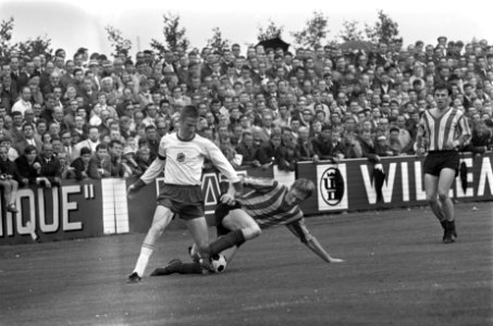 Fortuna (Vlaardingen) tegen Helmond Sport 0-1. Loek Chatrou (links) in duel met , Bestanddeelnr 921-4579