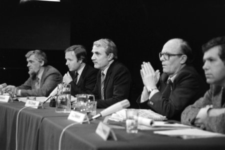 Forum met politieke bekendheden in de VU, v.l.n.r. Van der Doef (PvdA), Terlouw (D66), Cornelis (voorzitter Forum), Rietkerk (VVD), Bestanddeelnr 931-3939