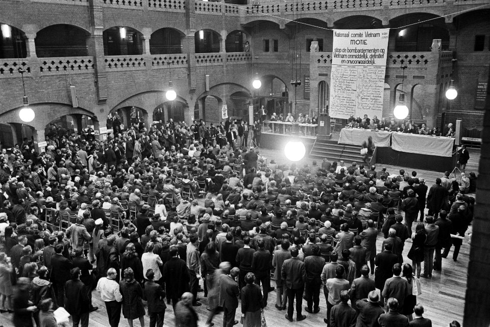Forum over Vietnam, in koopmansbeurs, overzicht van drukt e tijdens het forum, Bestanddeelnr 921-0433