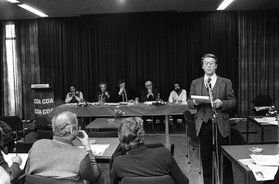 Forum met v.l.n.r. M. F. Mual, G. van Leijenhorst (CDA), H. van den Broek (CDA),, Bestanddeelnr 930-1347