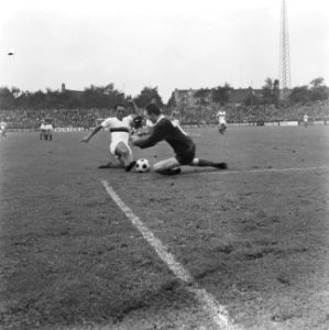 Fortuna 54 tegen DWS (1-3), keeper Vogels (Fortuna) in duel met Bogaarts (DWS), Bestanddeelnr 918-0955