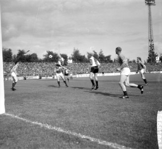 Fortuna 54 tegen Feynoord 1-0, Piet Kruiver kopt, onder hem Cor van der Hart, Bestanddeelnr 916-8180