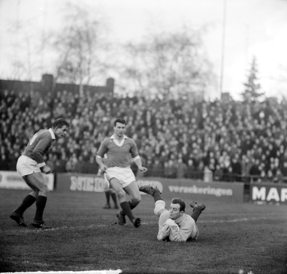Fortuna 54 tegen PSV, Kohn en Fredrix (F) in duel met keeper Bals (PSV), Bestanddeelnr 917-2988