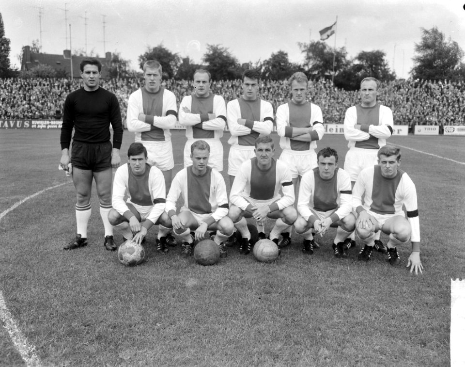 Fortuna 54 tegen Ajax 2-1. Elftal Ajax, Hoogerman, Pronk, Ouderland, Schaaphok, Thij Visser, Swart, Thijm, Groot, Wieringa, Keizer, Bestanddeelnr 915-4770
