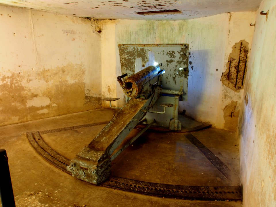 Fort de Vaux kazemat cannon pic2