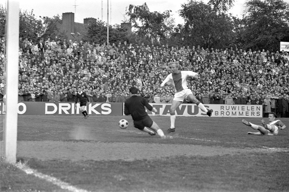 Fortuna '54 tegen Ajax 1-4. Henk Groot in actie, Bestanddeelnr 921-3622