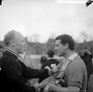Fortuna 54 tegen PSV, Cor van der Hart wordt gefeliciteerd door Wiersma, hij kwa, Bestanddeelnr 917-2989
