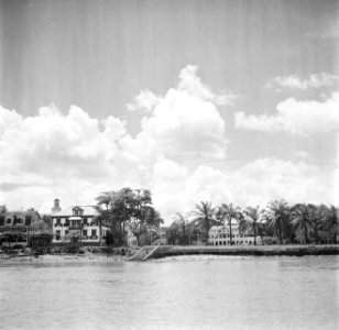 Fort Zeelandia in Paramaribo gezien vanaf de overkant van de Surinamerivier. lin, Bestanddeelnr 252-6176