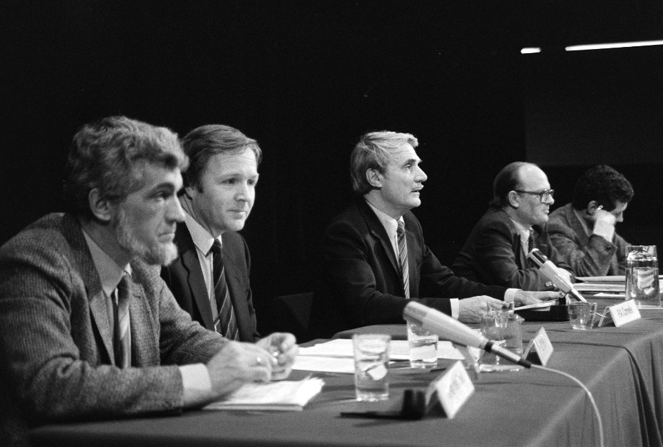 Forum met politieke bekendheden in de VU, v.l.n.r. Van der Doef (PvdA), Terlouw (D66), Cornelis (voorzitter Forum), Rietkerk (VVD), Bestanddeelnr 931-3940