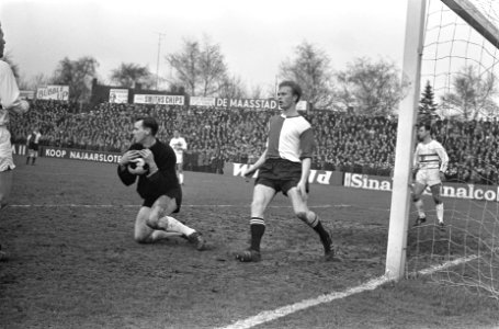 Fortuna 54 tegen Feyenoord 0-1, Keeper Pakbiers heeft de bal. Ruud Geels komt te, Bestanddeelnr 921-0464