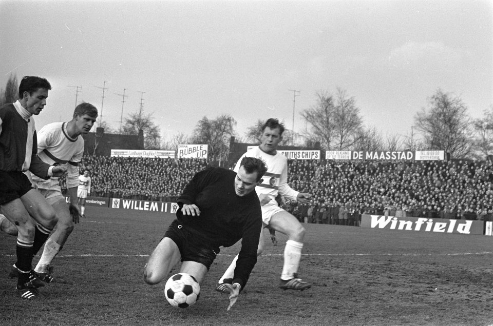 Fortuna 54 tegen Feyenoord 0-1, keeper Packbers weet de bal tot corner te verwer, Bestanddeelnr 921-0463