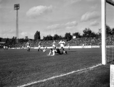 Fortuna 54 tegen DWS 1-2, Geurtsen (r) scoort in het midden Quadackers en links , Bestanddeelnr 916-9942
