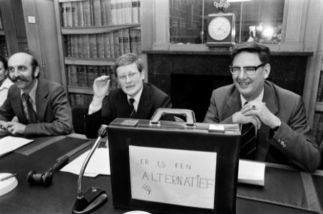 Fractieleider Wiegel (l) en Van Aardenne (r) achter hun alternatieve koffertje, Bestanddeelnr 928-8233