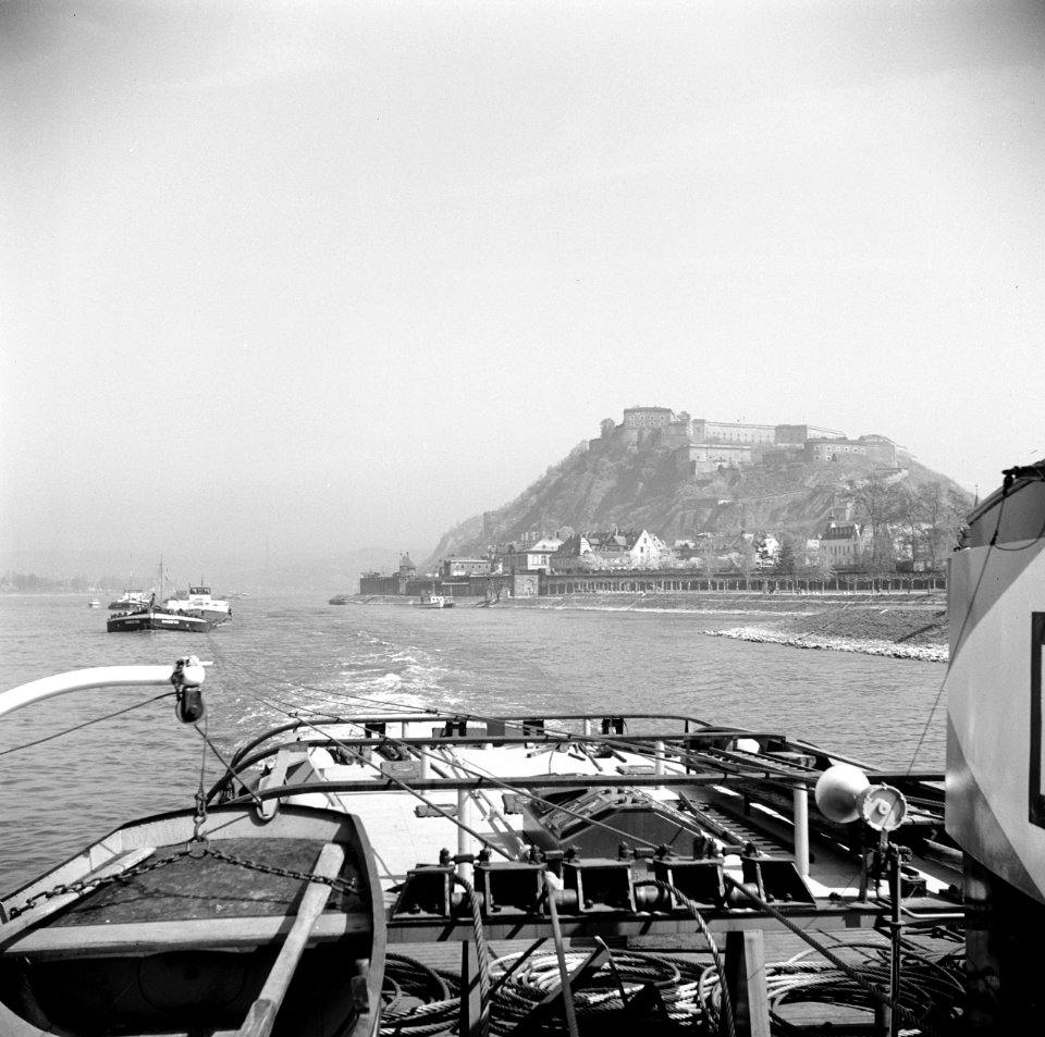 Fort Ehrenbreitstein bij Koblenz, gezien vanaf de Damco 9, Bestanddeelnr 254-1082