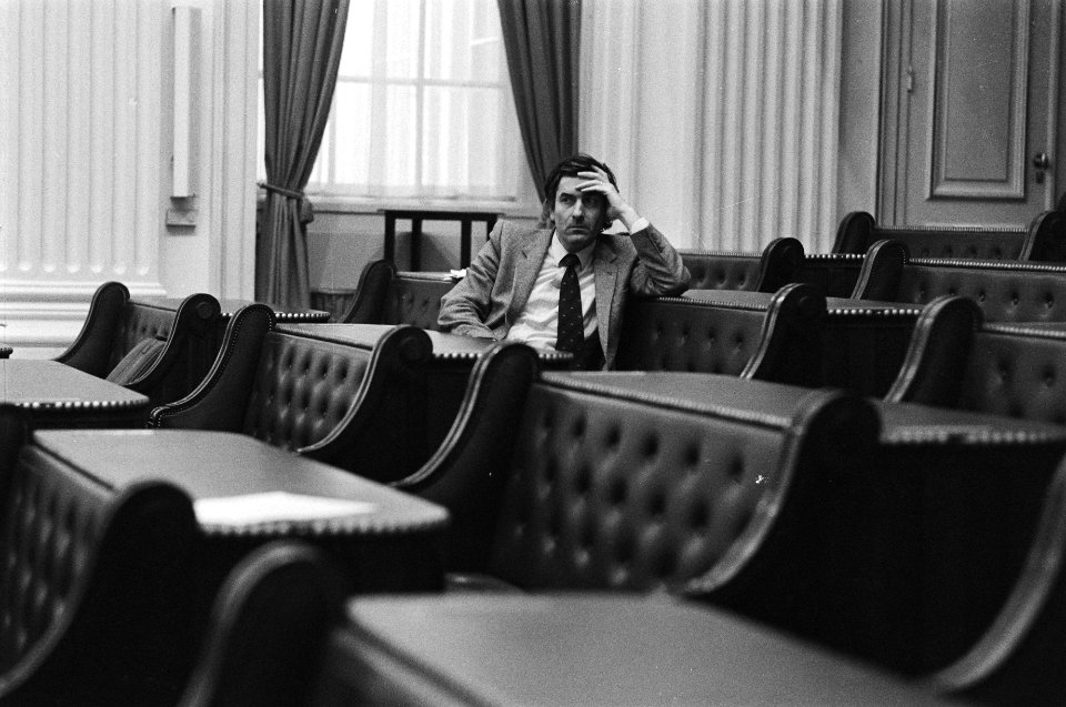 Fractieleider Ruud Lubbers in een vrijwel lege tweede kamer tijdens de behandeli, Bestanddeelnr 931-3165