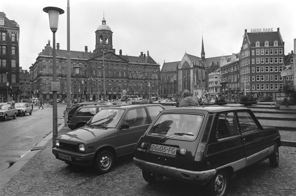 Foutparkeerder op de dam in Amsterdam (staking parkeerbeheer), Bestanddeelnr 933-9287