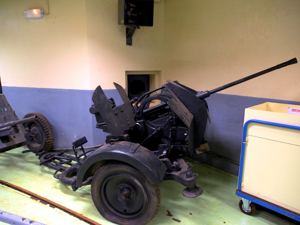 Fort de Fermont and its museum - Ouvrage Fermont - Small AAA gun displayed inside the fort pic1