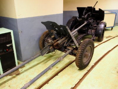 Fort de Fermont and its museum - Ouvrage Fermont - Small AAA gun displayed inside the fort pic2-001