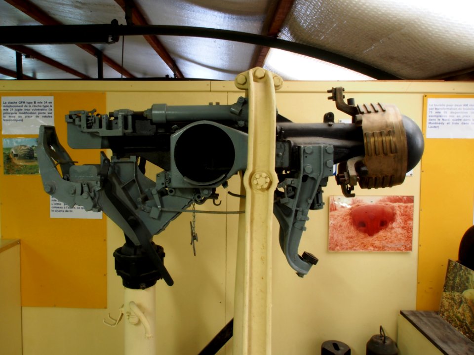 Fort de Fermont and its museum - Ouvrage Fermont - Cloche AM mle 34 (25 AC cannon and twin machine gun) pic2