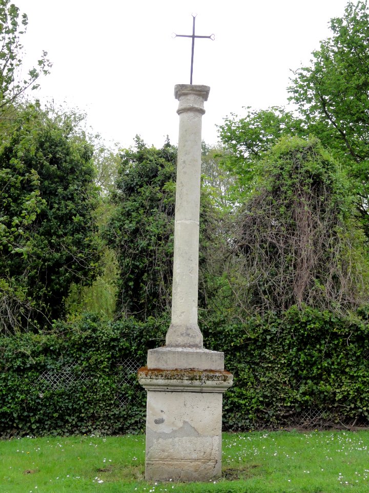Fourdrain (Aisne) croix de chemin sur stèle