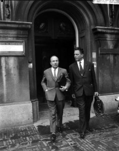 Fracties van de Tweede Kamer vergaderen De KVP'ers Cals (links) en Marijnen ver, Bestanddeelnr 915-2972