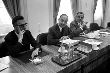 Fractieoverleg van de KVP met in het midden Drs. W.K.N. (Norbert) Schmelzer (KVP, Bestanddeelnr 919-7894