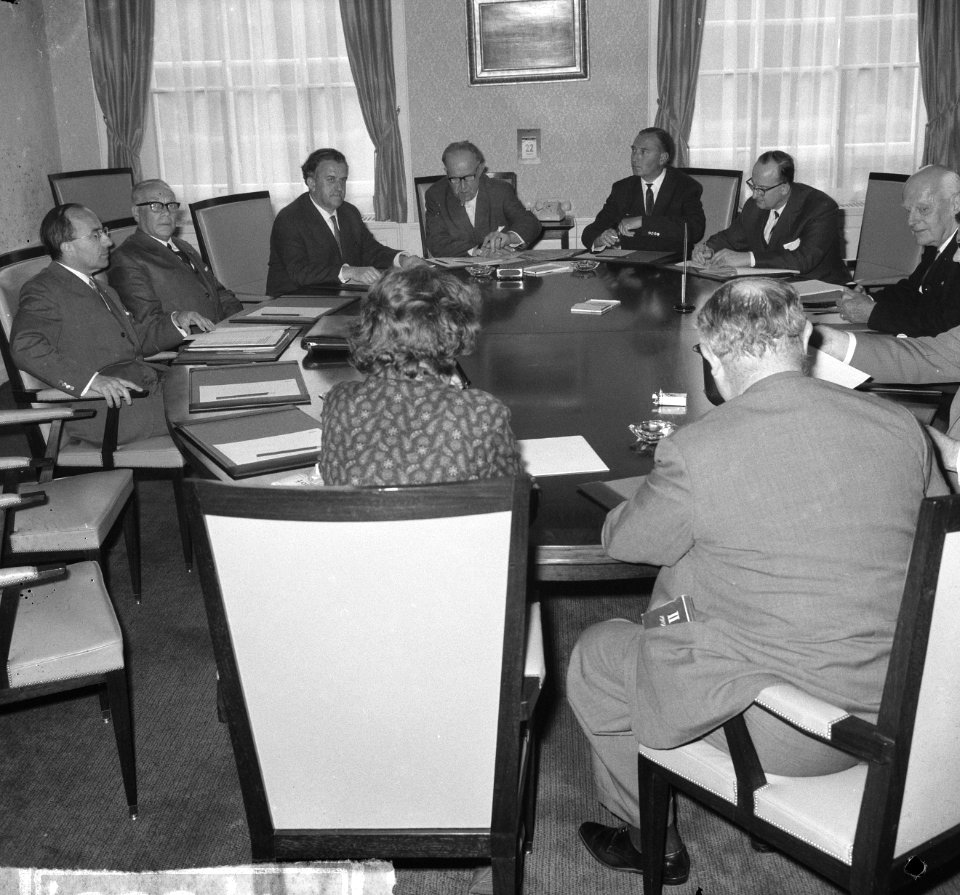 Fractieleiders bij minister president Cals , v.l.n.r. minister president Cals , , Bestanddeelnr 917-8887