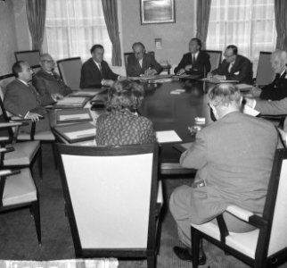Fractieleiders bij minister president Cals , v.l.n.r. minister president Cals , , Bestanddeelnr 917-8887