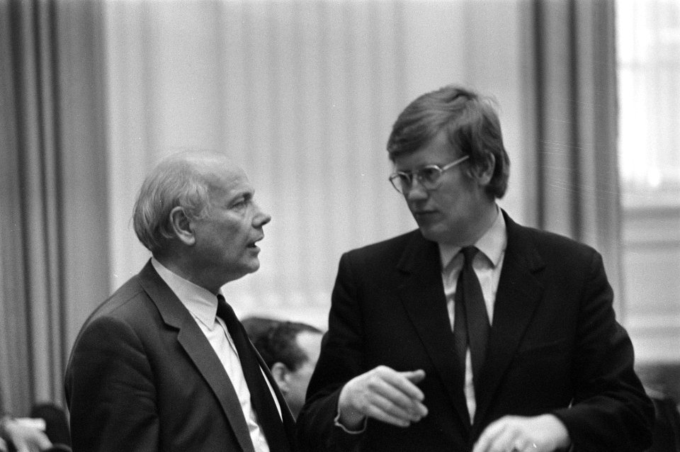 Fractievoorzitters Joop den Uyl (links, PvdA) en Hans Wiegel (VVD) in gesprek, Bestanddeelnr 925-6855
